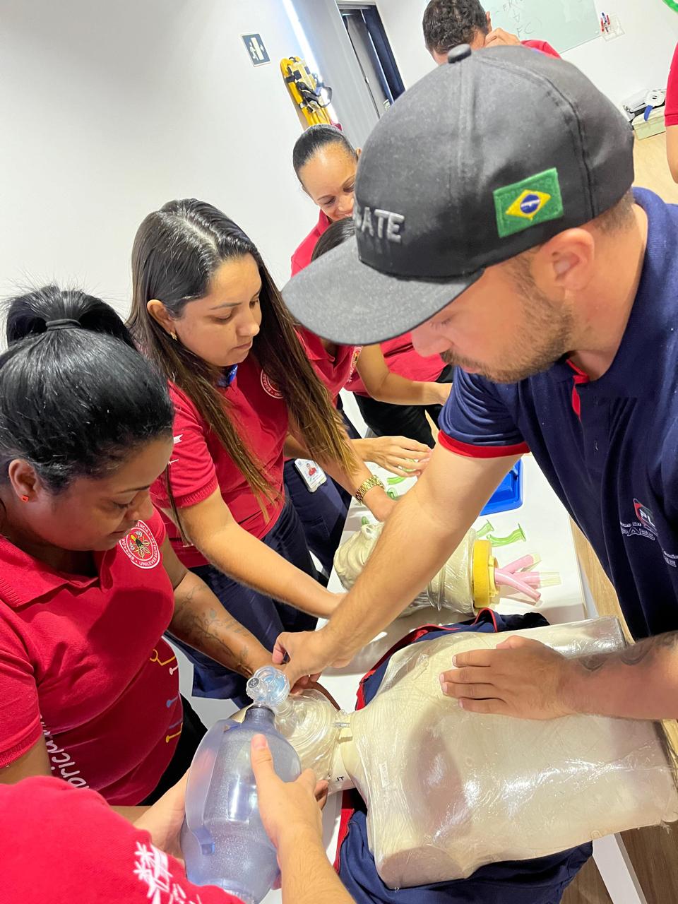 Alunos em aula — primeiros socorros aplicados ao trauma