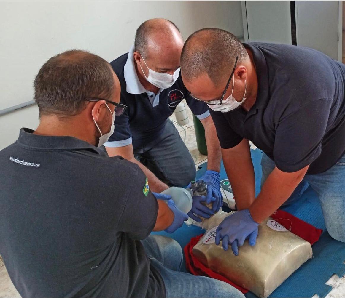 Treinamento de resgate industrial e cenários de urgência